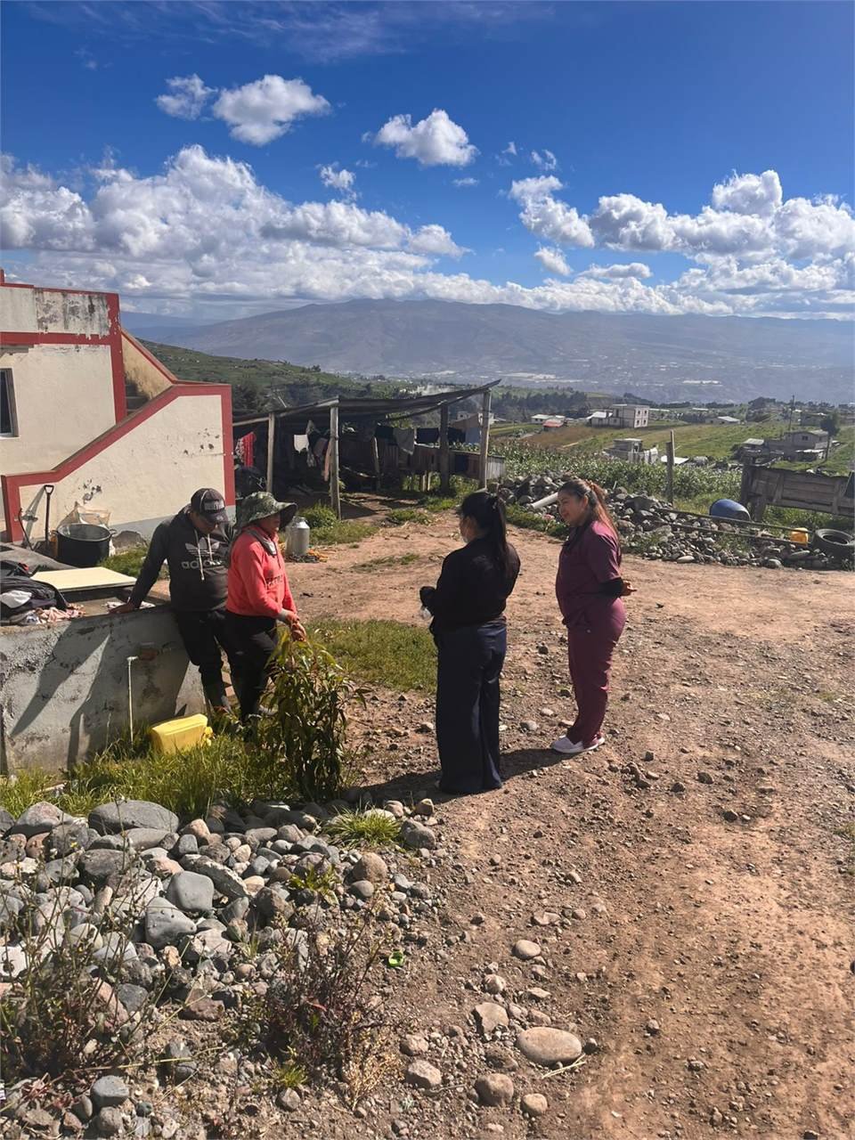 Visita a una familia para acompañamiento y entrega de apoyo