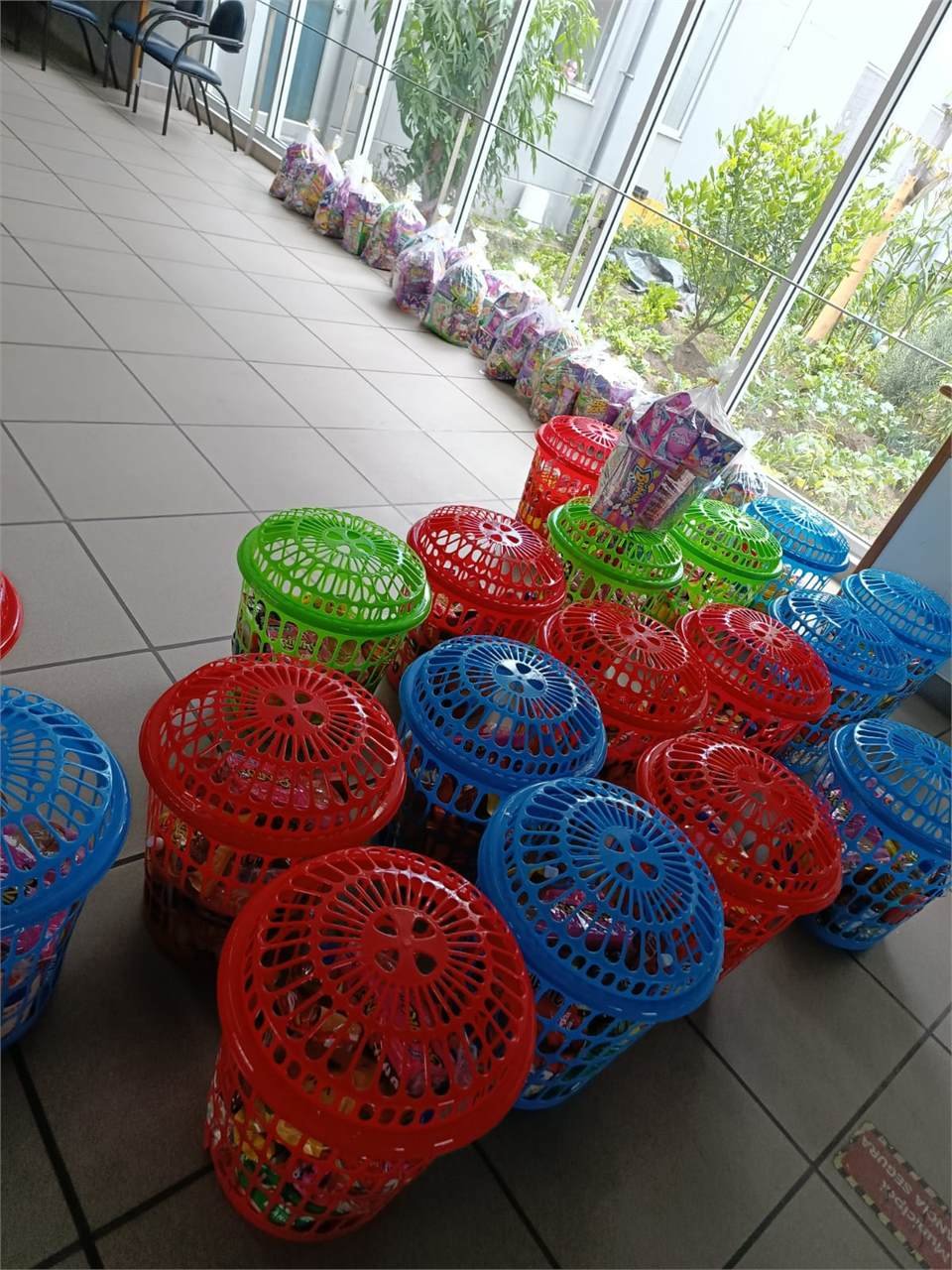 Canastas con kits preparados para entregar a familias