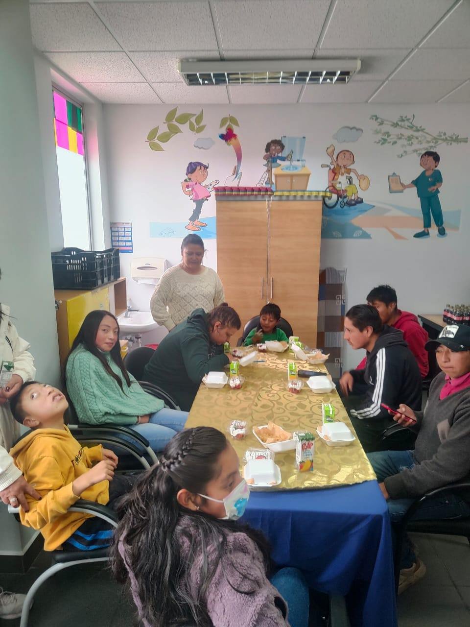 Familias compartiendo un encuentro de la fundación