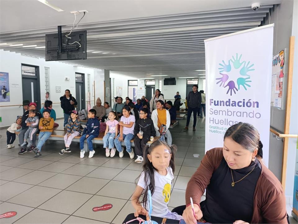 Familias esperando durante una jornada de la fundación