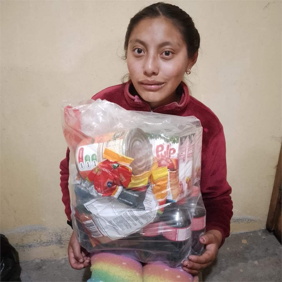 Paciente con su canasta de alimentos entregada