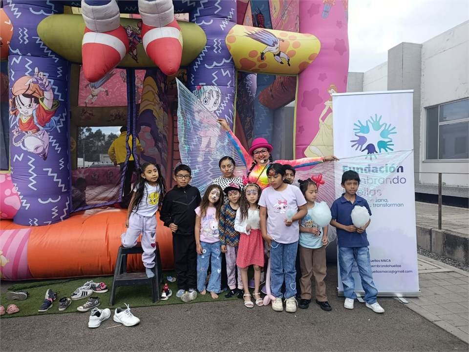 Niños disfrutando de juegos en la jornada de la fundación