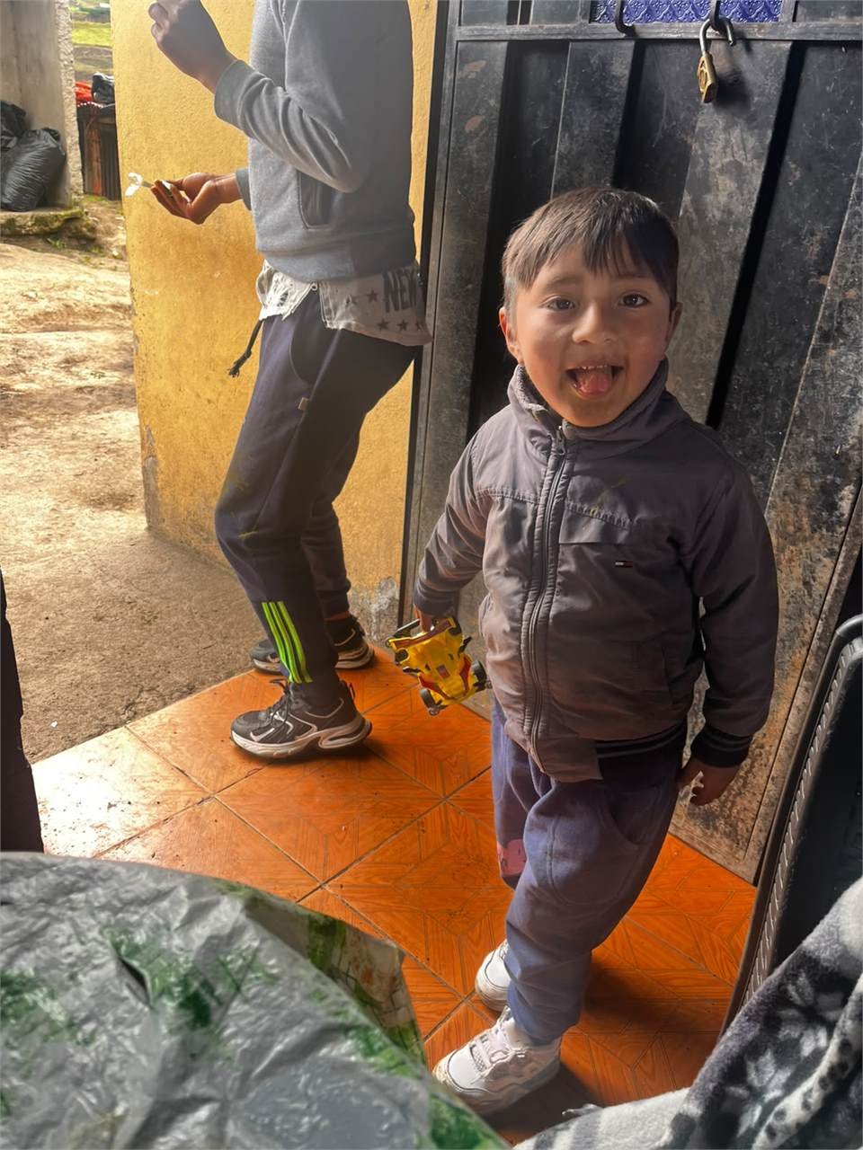 Niño de la comunidad PKU jugando en casa