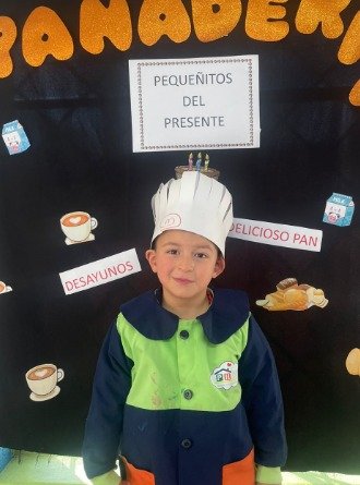Mathi disfrazado de panadero en una actividad escolar