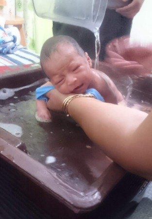 Mathi recién nacido durante su primer baño