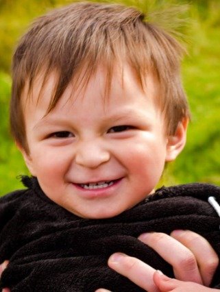 Retrato de Mathi sonriendo al aire libre