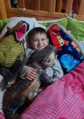 Mathi recostado abrazando a su gato
